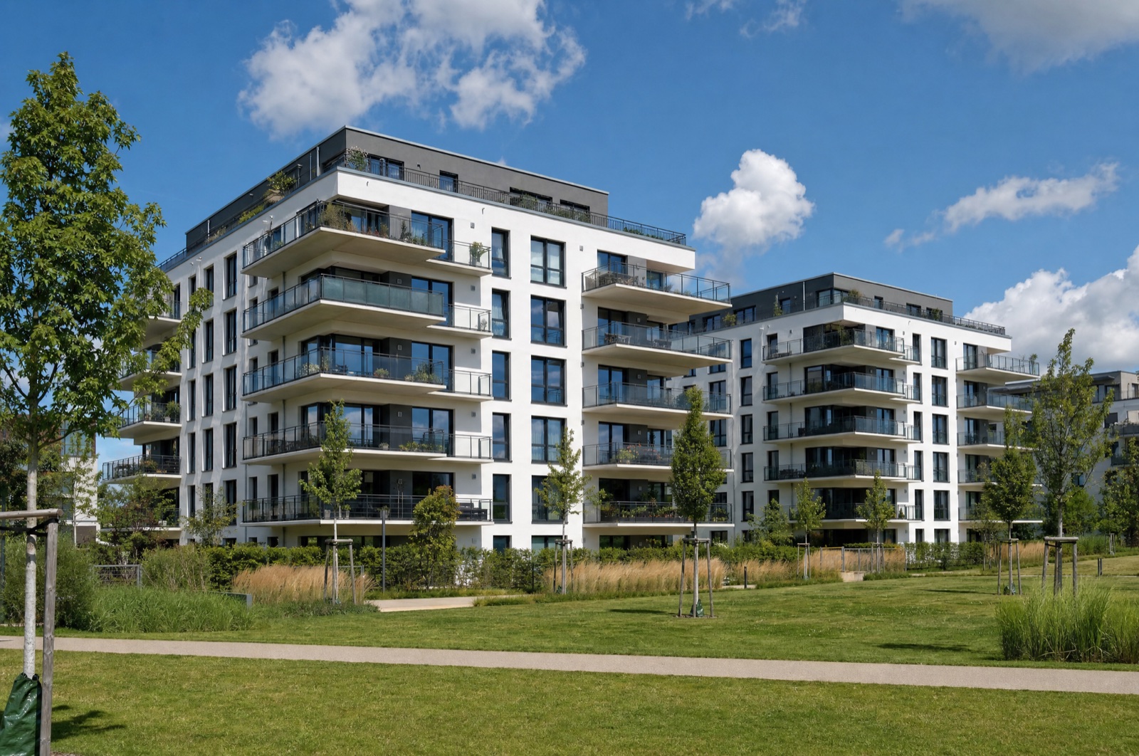 Modernes Mehrfamilienhaus-Ensemble in Berlin.